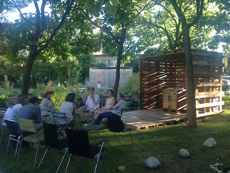 Im Anschluss an die Vernissagen findet jeweils ein Künstlergespräch mit der Kuratorin statt. 